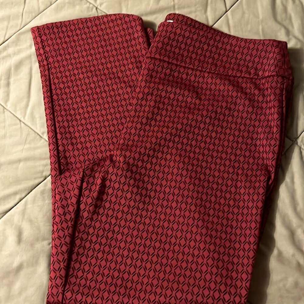 Crown & Ivy burgundy flocked diamond patterned pant 1X